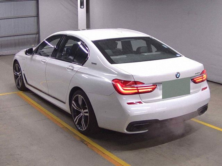 2017 BMW 7 Series - image 2