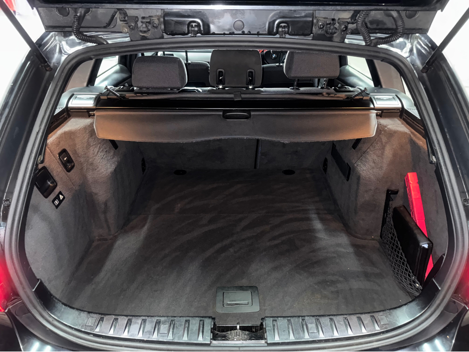 2011 BMW 3 Series - image 15