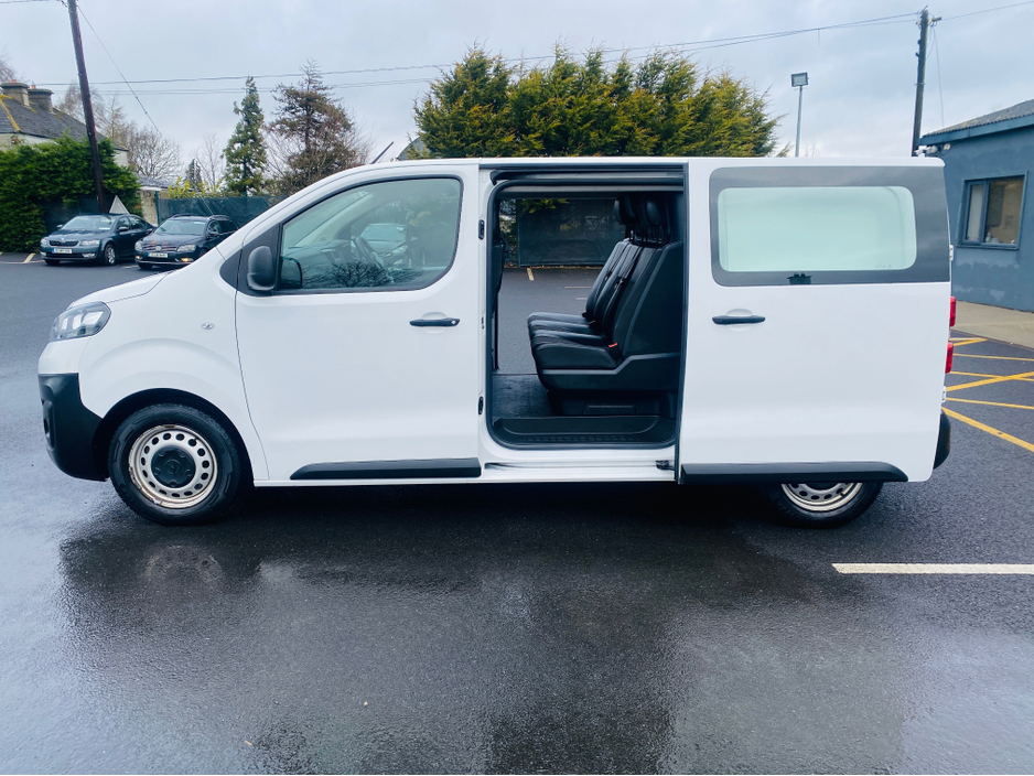 2022 Opel Vivaro - image 9