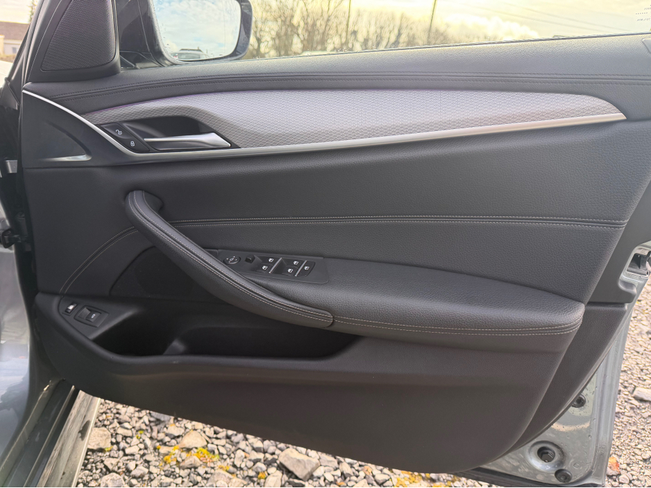 2018 BMW 5 Series - image 28