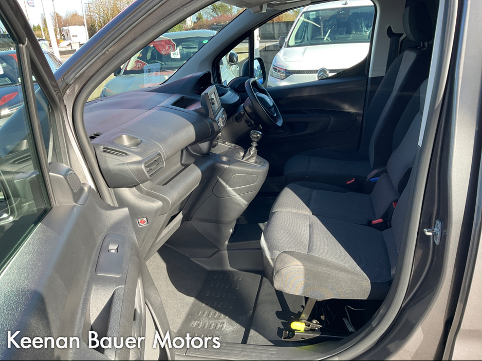 2022 Peugeot Partner - image 9