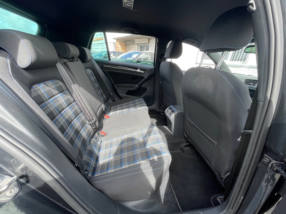 2015 Volkswagen Golf - image 15