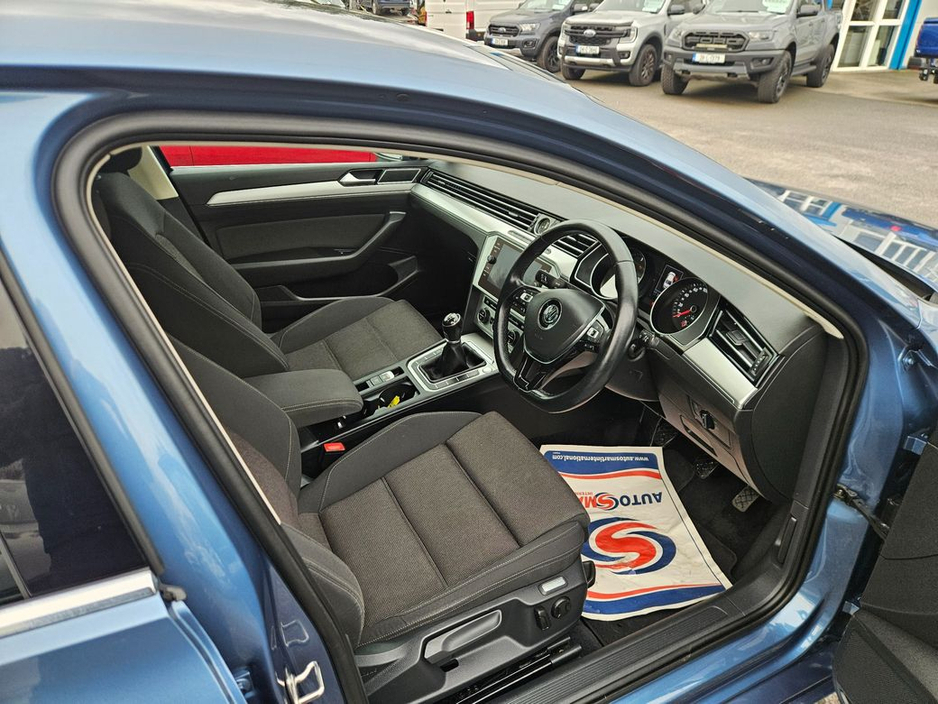 2018 Volkswagen Passat - image 4