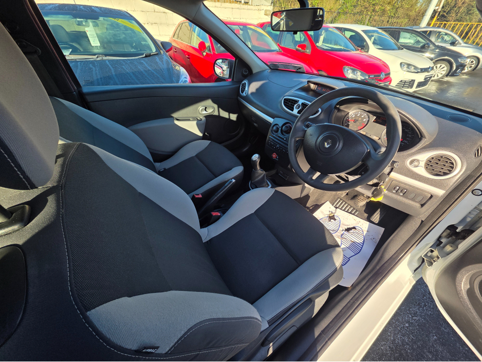 2012 Renault Clio - image 10