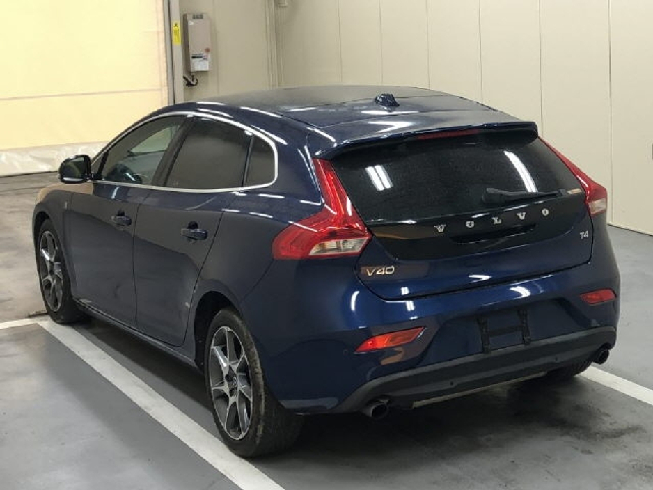 2015 Volvo V40 - image 2
