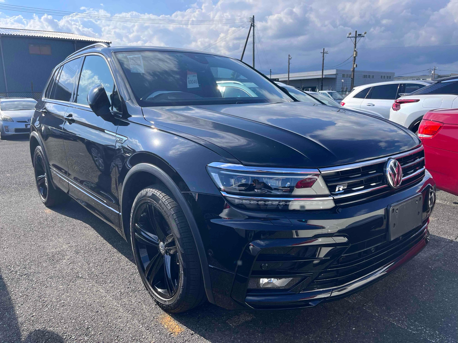 2020 Volkswagen Tiguan R-LINE 4MOTION AUTOMATIC 2.0 DIESEL //HIGH SPEC//LOW MILES//360 PARKING CAMERAS//HEAD UP DISPLAY//FRONT AND REAR HEATED HALF LEATHER SEATS// €34,950