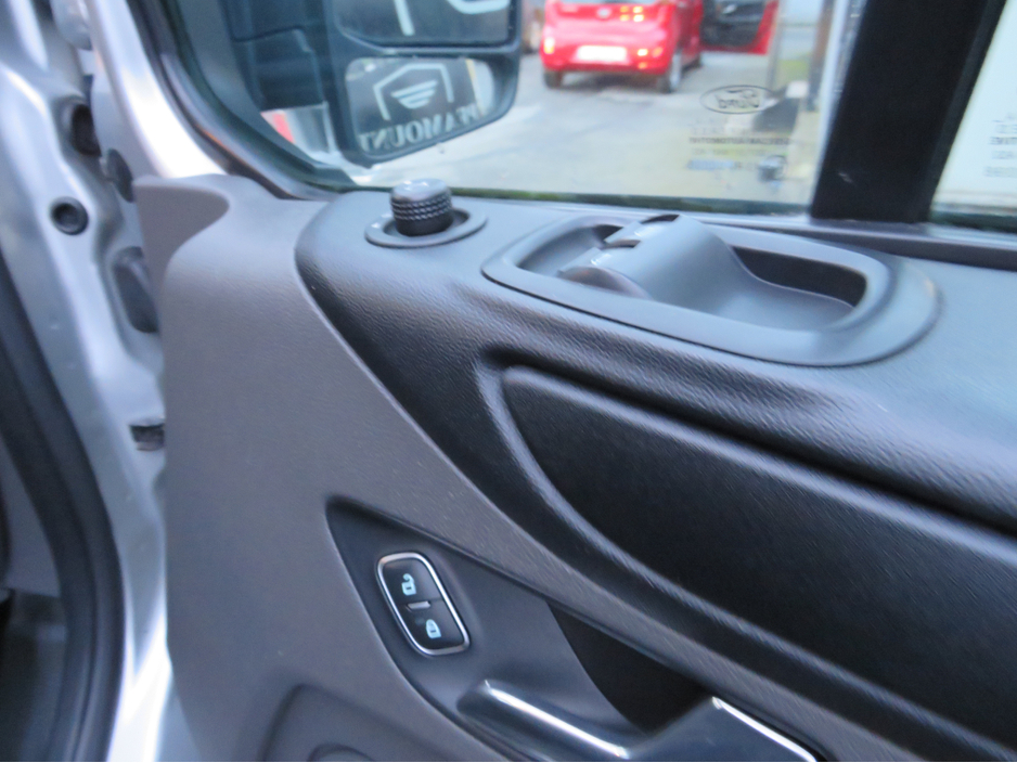 2020 Ford Transit Custom - image 15
