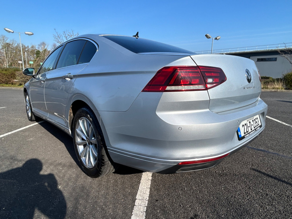 2022 Volkswagen Passat - image 5
