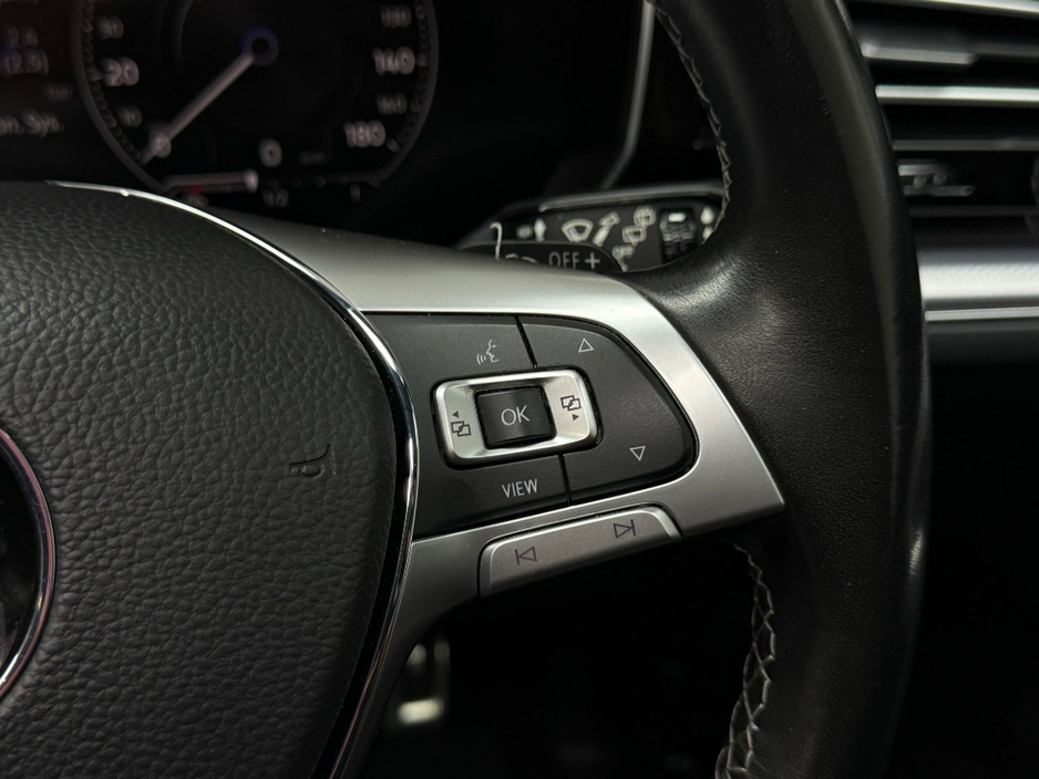 2020 Volkswagen Touareg - image 24