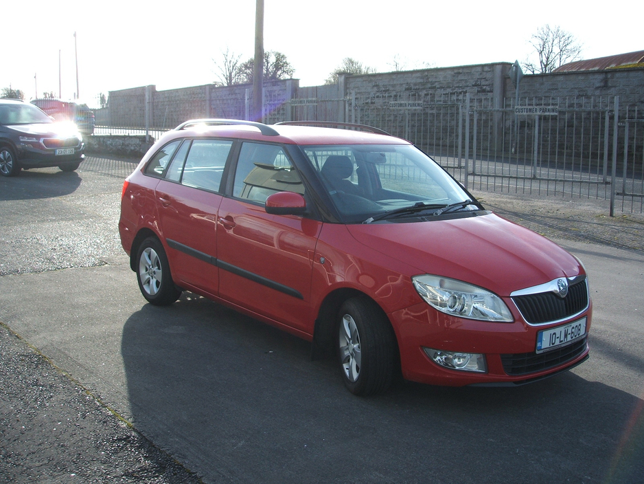 2010 Skoda Fabia - image 4