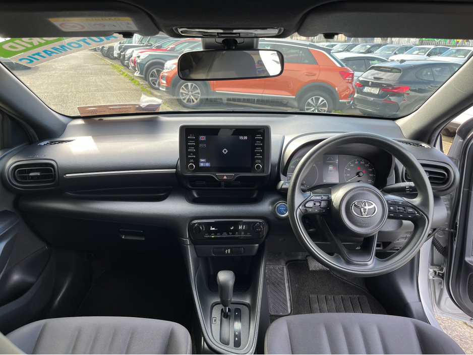 2021 Toyota Yaris - image 13