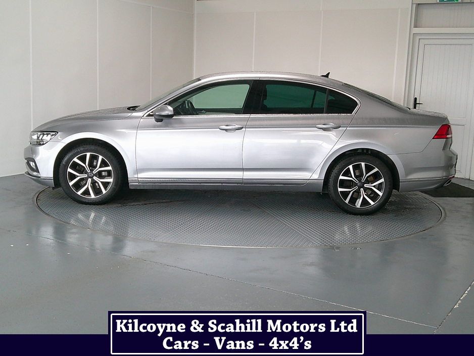 2022 Volkswagen Passat - image 4