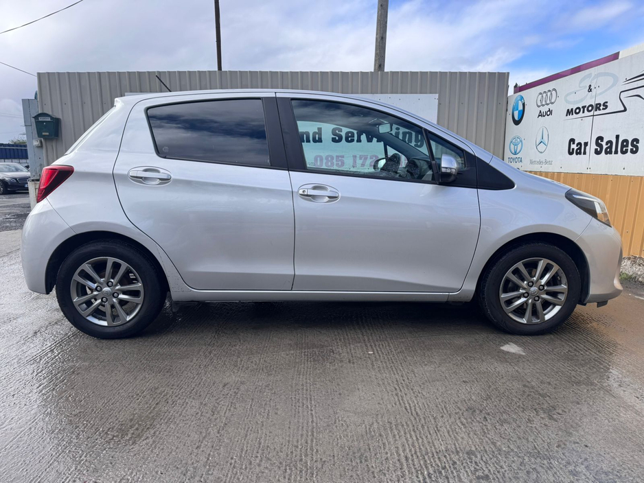 2016 Toyota Yaris - image 8