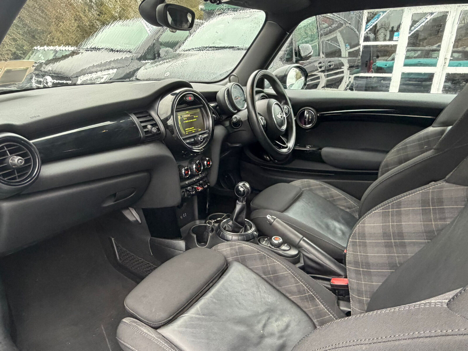 2017 MINI Hatch - image 14