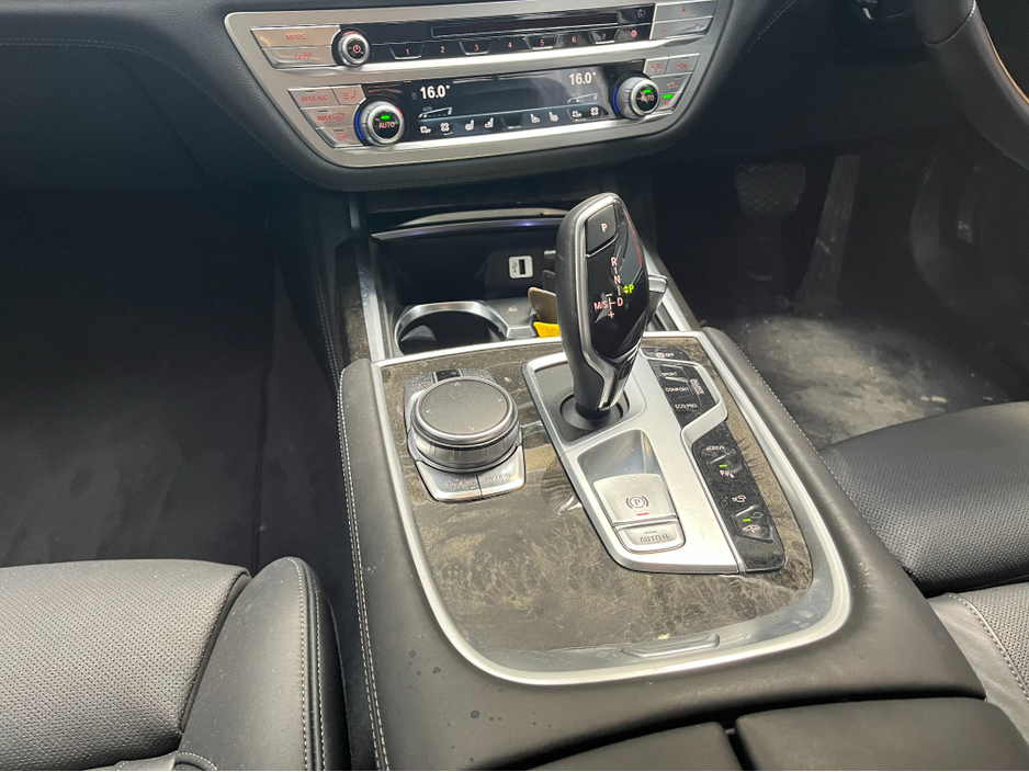 2017 BMW 7 Series - image 22