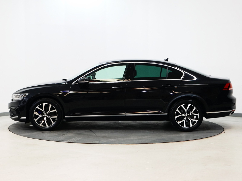 2021 Volkswagen Passat - image 5