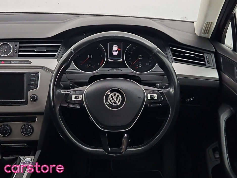 2017 Volkswagen Passat - image 18