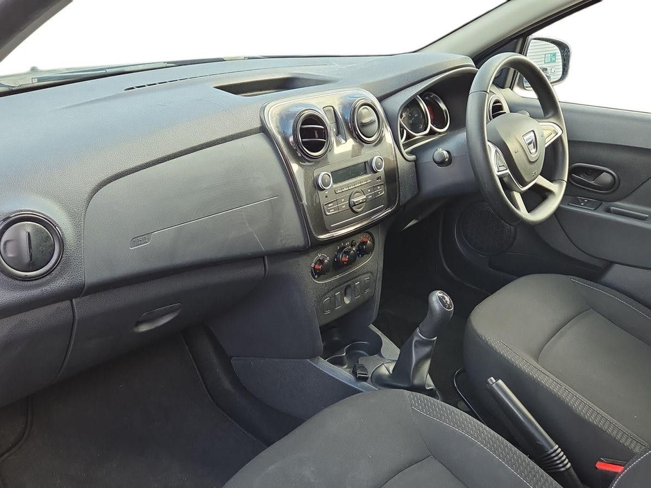 2018 Dacia Sandero - image 4