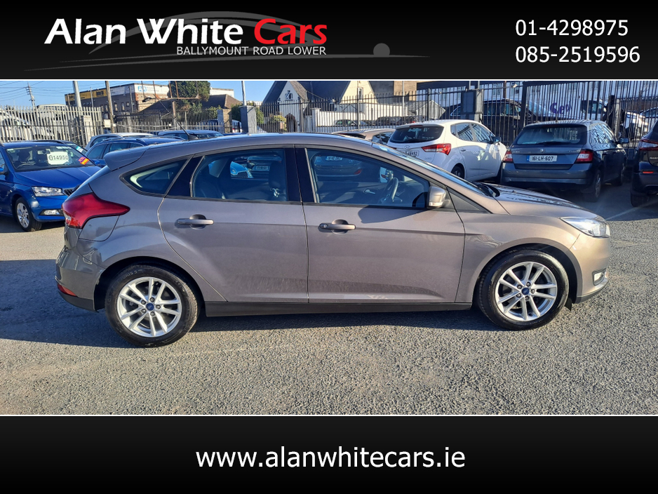 2016 Ford Focus - image 12