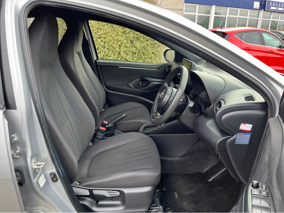 2022 Toyota Yaris - image 10