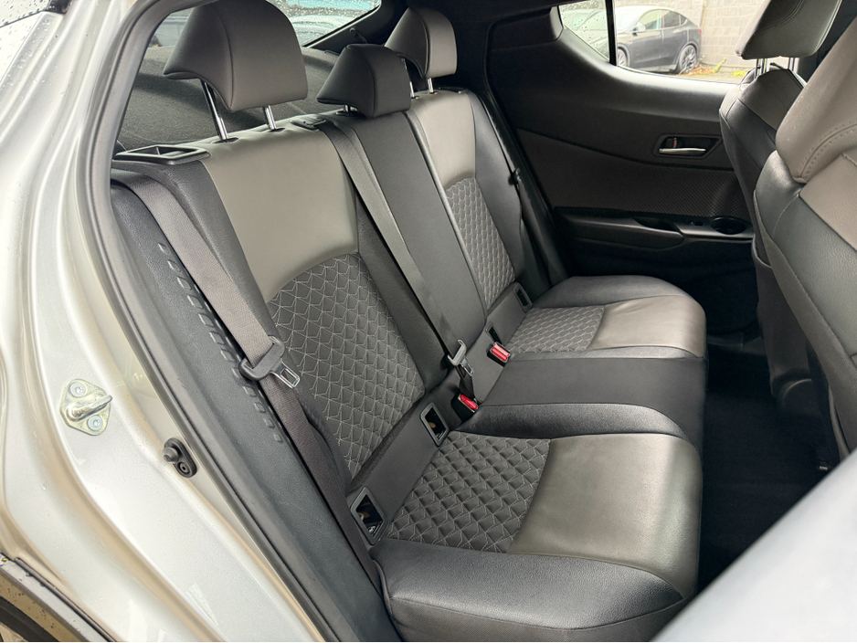 2023 Toyota C-HR HYBRID..Keyless Entry..Apple CarPlay €22,750