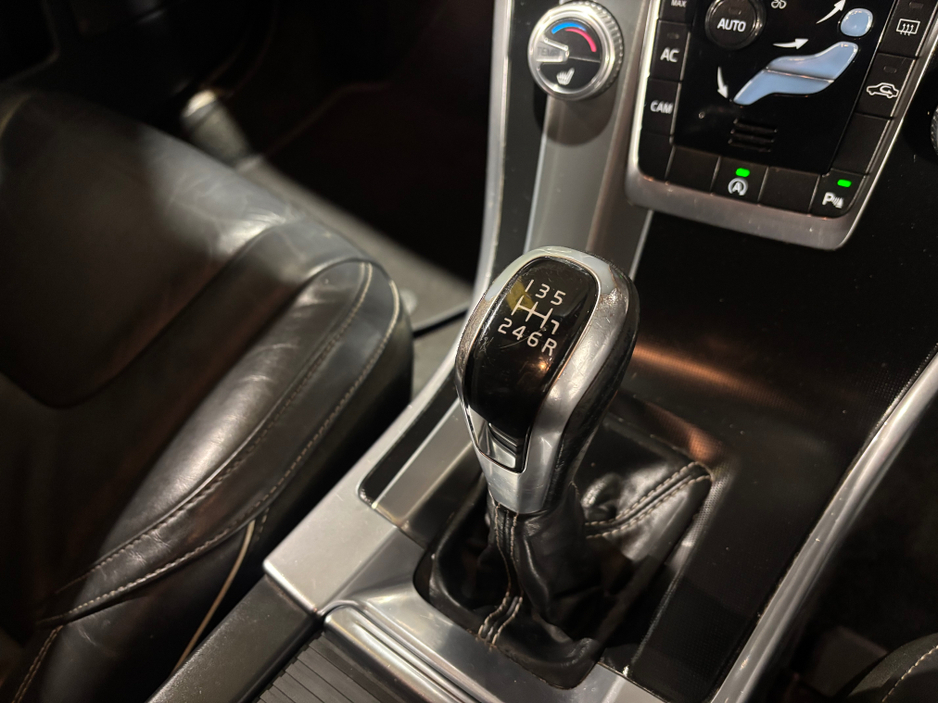 2016 Volvo XC60 - image 10