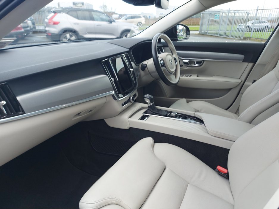 2021 Volvo S90 D4 MOMENTUM AT 4DR AUTO €34,950