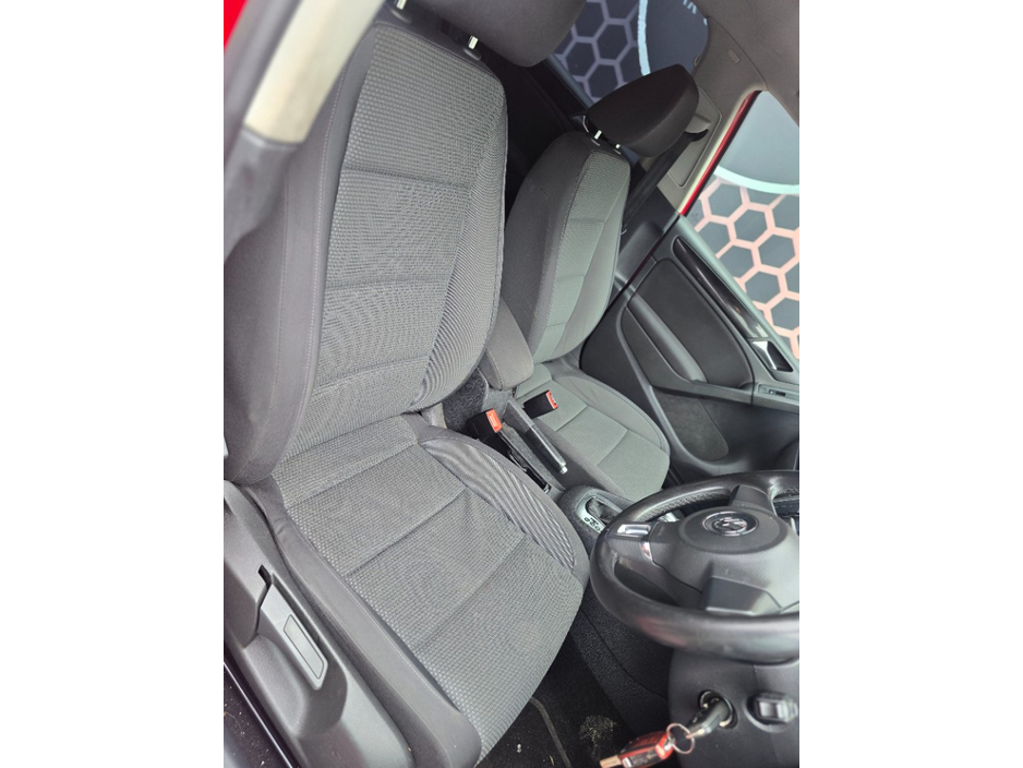 2011 Volkswagen Golf - image 23