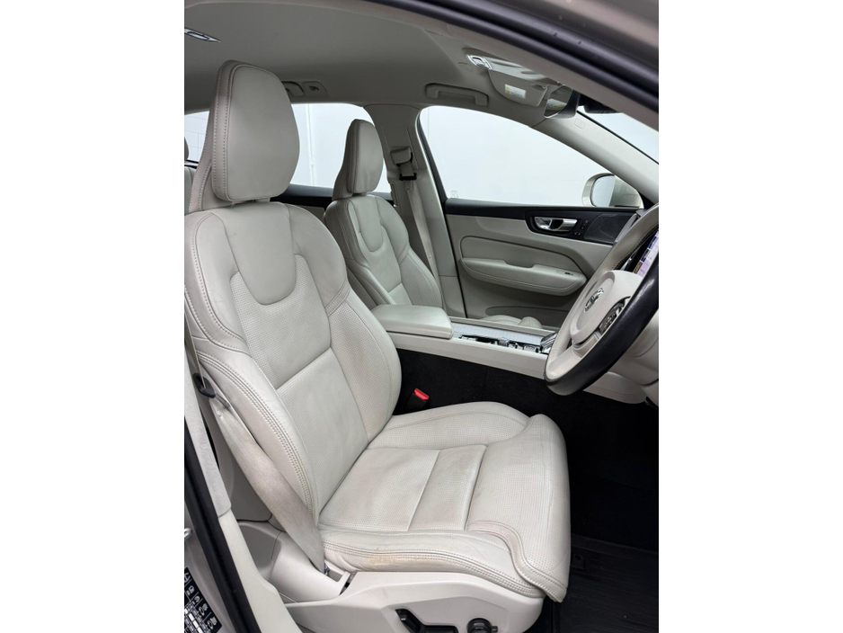 2021 Volvo XC60 - image 8