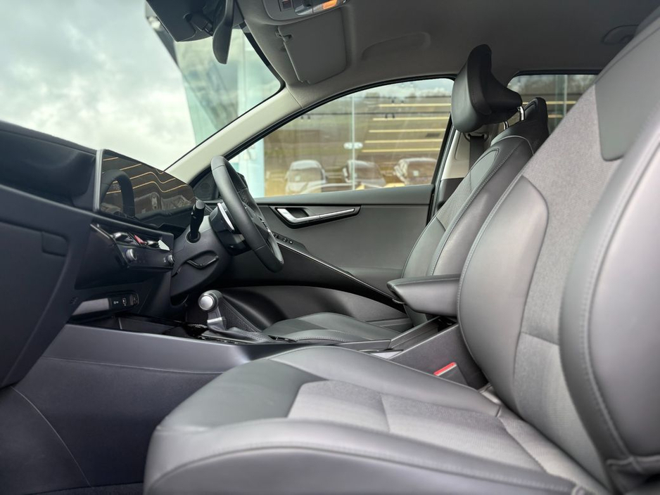 2025 Kia Niro - image 2