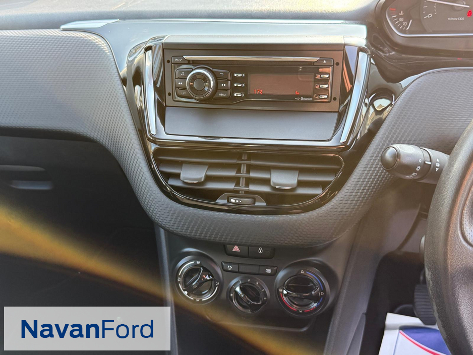 2016 Peugeot 208 - image 11