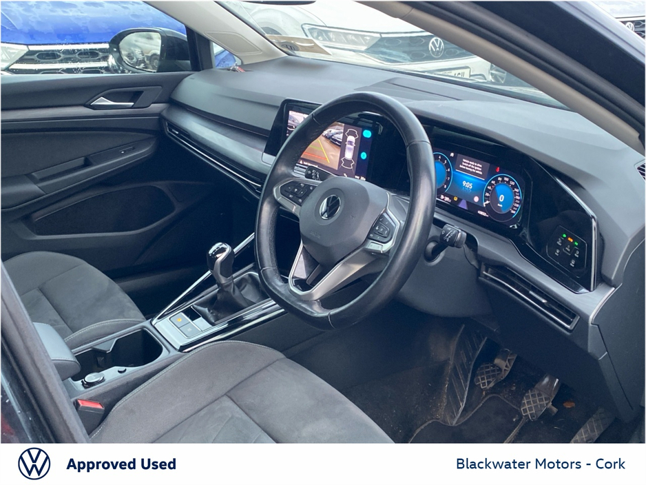 2022 Volkswagen Golf - image 4