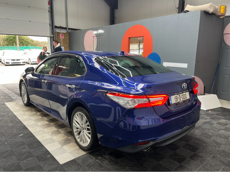 2019 Toyota Camry - image 4