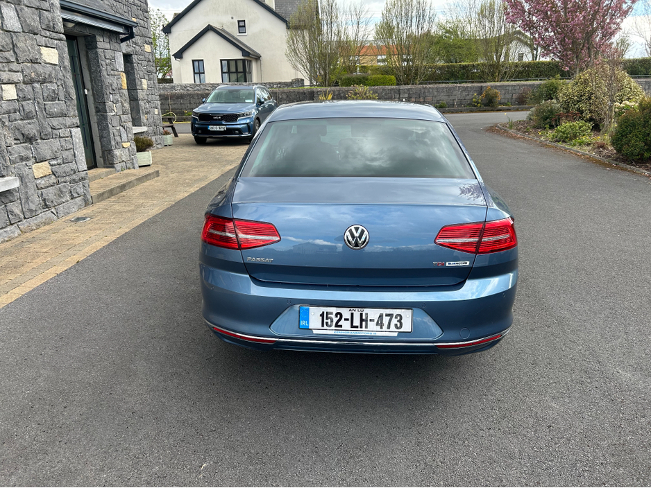 2015 Volkswagen Passat - image 5