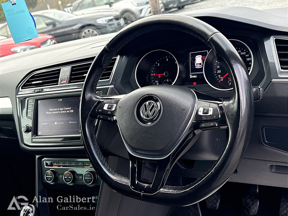2017 Volkswagen Tiguan - image 12