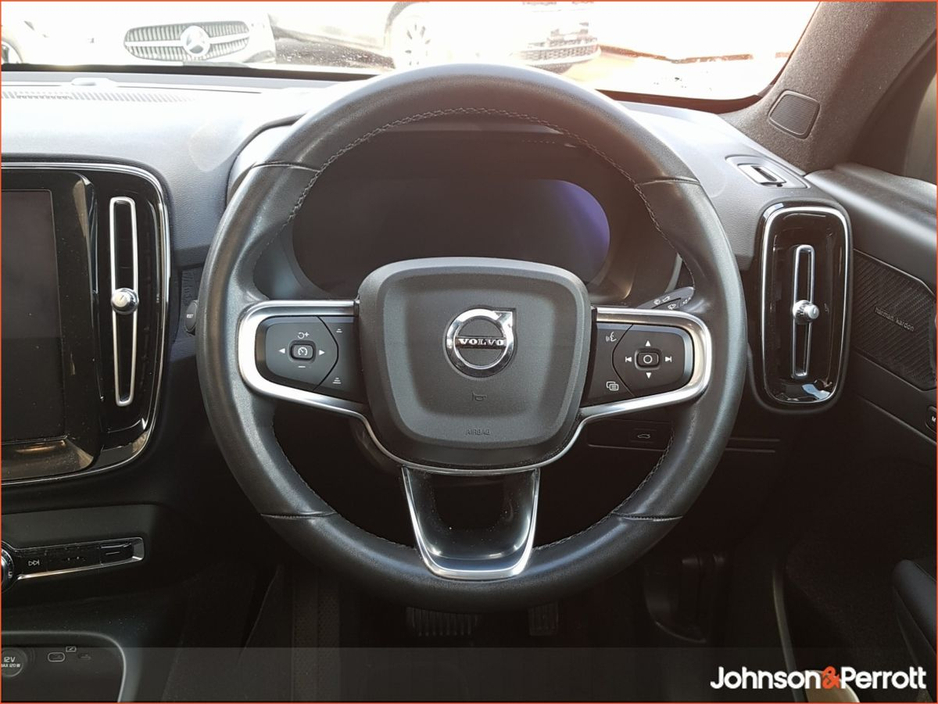 2022 Volvo C40 - image 9