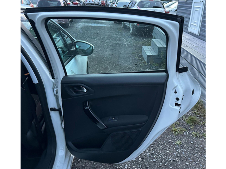 2016 Peugeot 208 - image 7