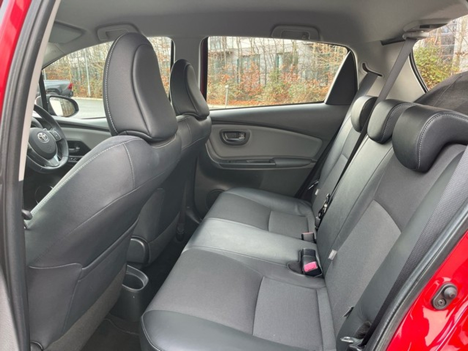 2016 Toyota Yaris - image 7