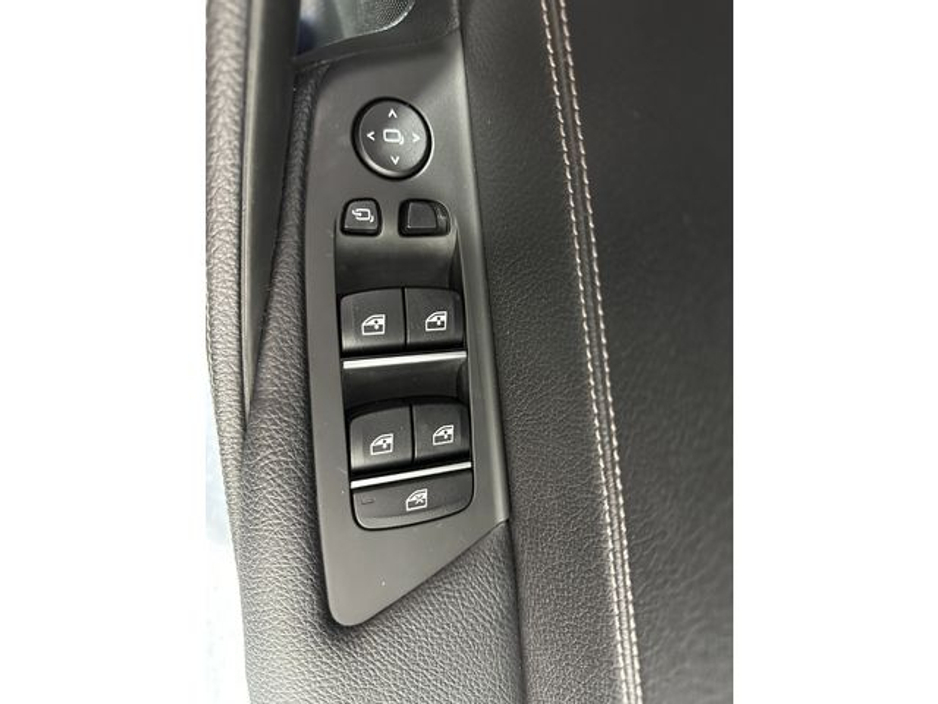 2020 BMW 5 Series - image 23