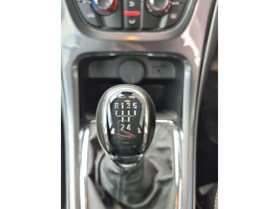 2013 Opel Astra - image 15