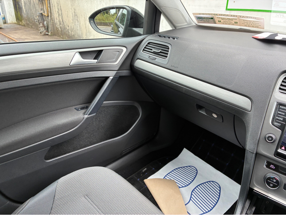 2015 Volkswagen Golf - image 17