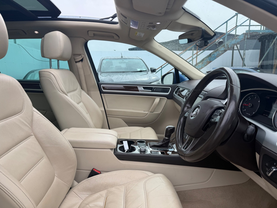 2018 Volkswagen Touareg - image 12