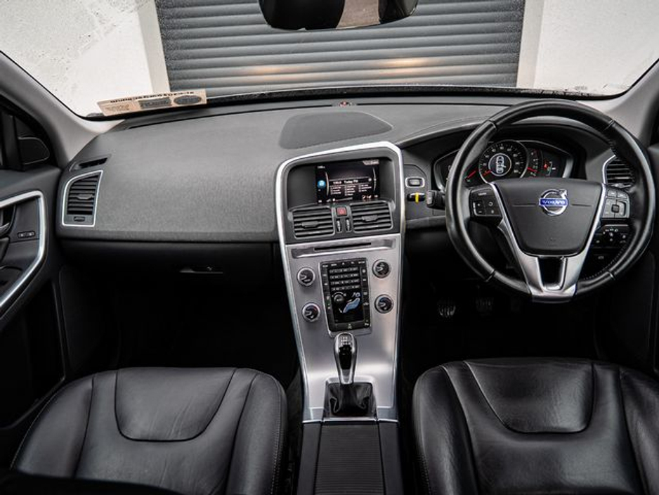 2017 Volvo XC60 - image 8