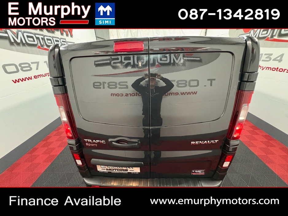 2023 Renault Trafic - image 5