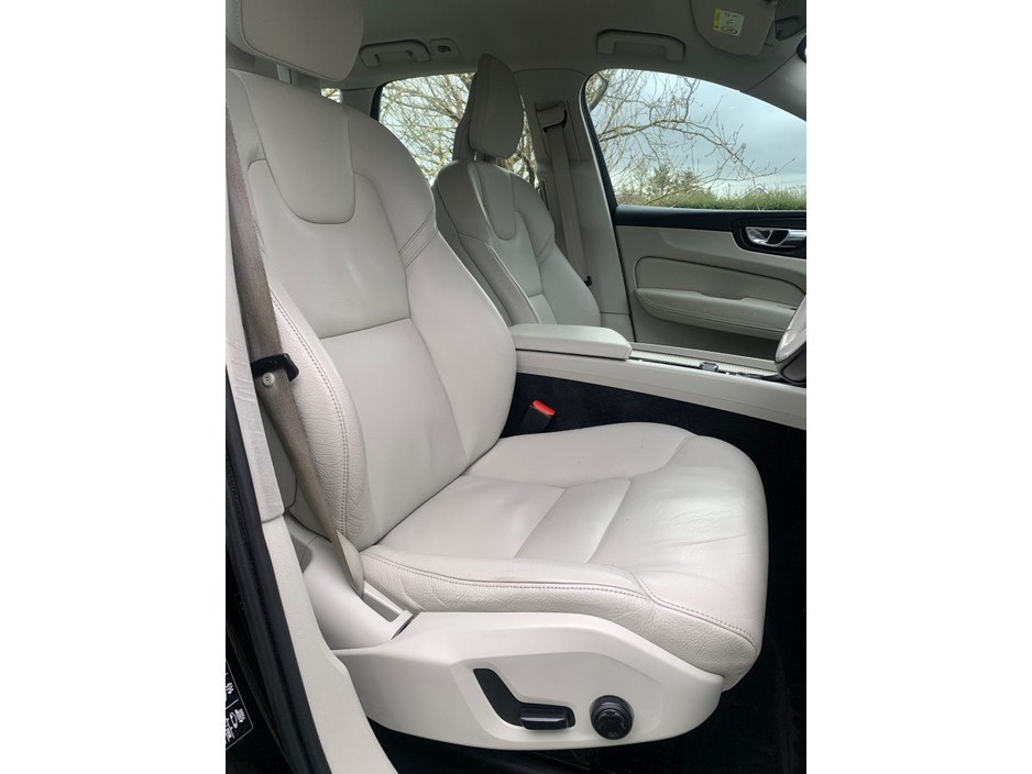 2017 Volvo XC60 - image 14