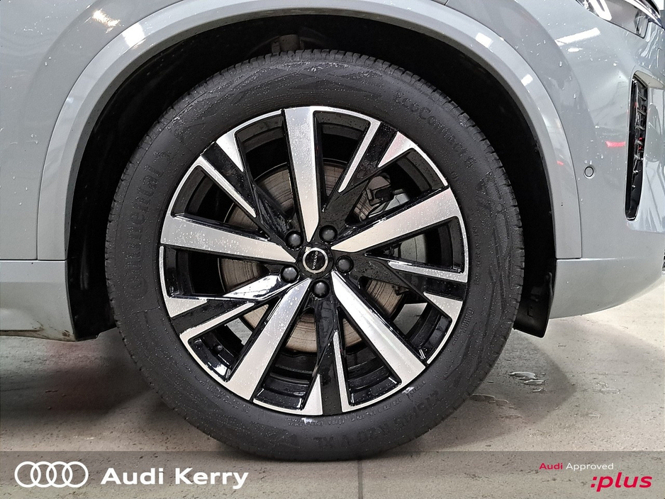 2025 Volvo XC90 - image 9