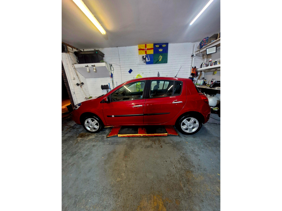 2010 Renault Clio - image 2