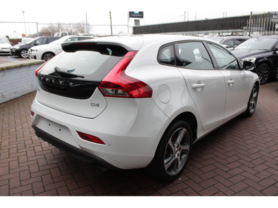 2016 Volvo V40 - image 4