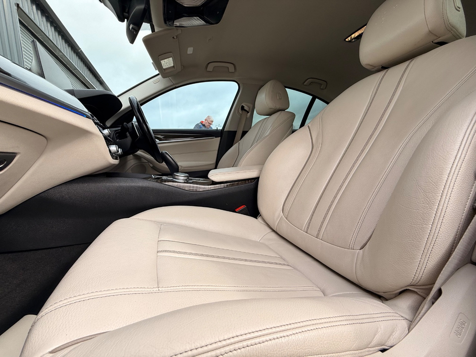 2020 BMW 5 Series - image 19