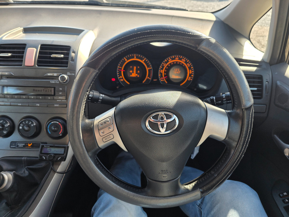 2007 Toyota Auris - image 9